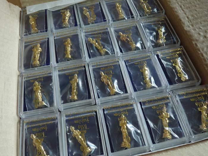 * ยกลัง 100 องค์ * ไอ้ไข่ลอยองค์ รุ่นนำโชค จ.นครศรีธรรมราช รางวัลงานประกวด ปี 2564 เนื้อโลหะชุบทอง (องค์พระสูง 1.2 นิ้ว)