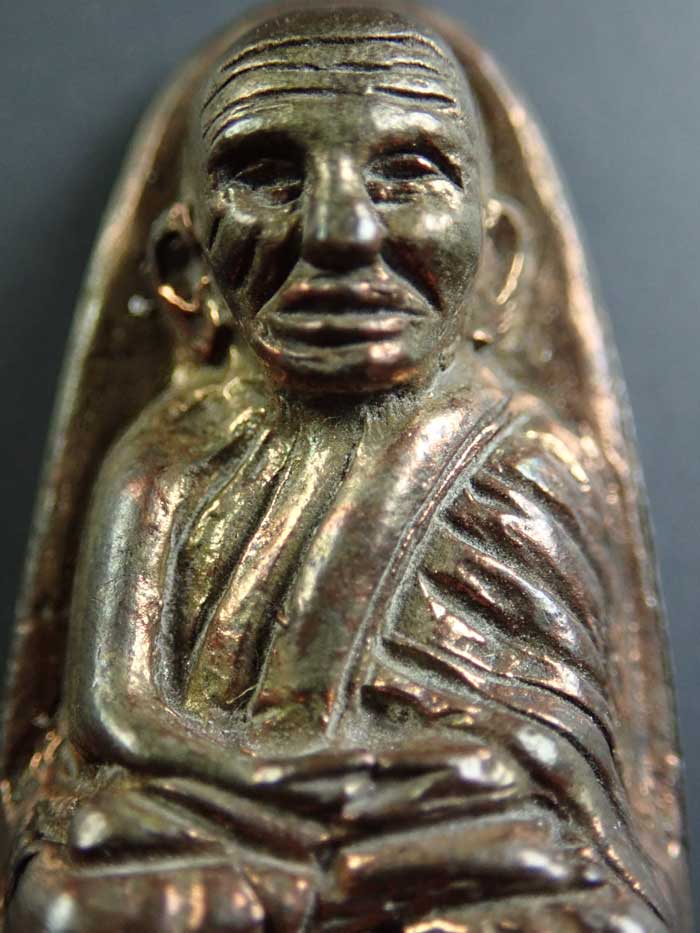 *สภาพสวย* หลวงพ่อทวดหลังเตารีด พิมพ์กลาง รุ่นสร้างโรงพยาบาลโคกโพธิ์ วัดช้างให้ จ.ปัตตานี ปี 2539 เนื้อนวะโลหะ ขนาดพระสูง 2.7 ซ.ม. พร้อมกล่องเดิม