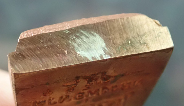 หลวงพ่อทวดหลังหนังสือ พิมพ์ใหญ่ รุ่นเสาร์5 มหาสิทธิโชค ปี 2553 เนื้อทองแดงผิวไฟ อุดเงิน (กรรมการ) หมายเลข 1261