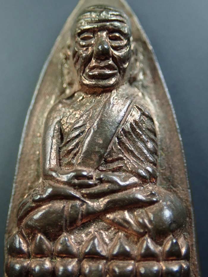 *โค๊ตชัด สภาพสวย หาแบบนี้ยาก* หลวงพ่อทวดหลังเตารีด พิมพ์ใหญ่ รุ่นสร้างโรงพยาบาลโคกโพธิ์ วัดช้างให้ จ.ปัตตานี ปี 2539 เนื้อนวะโลหะ ขนาดพระสูง 3.4 ซ.ม. พร้อมกล่องเดิม