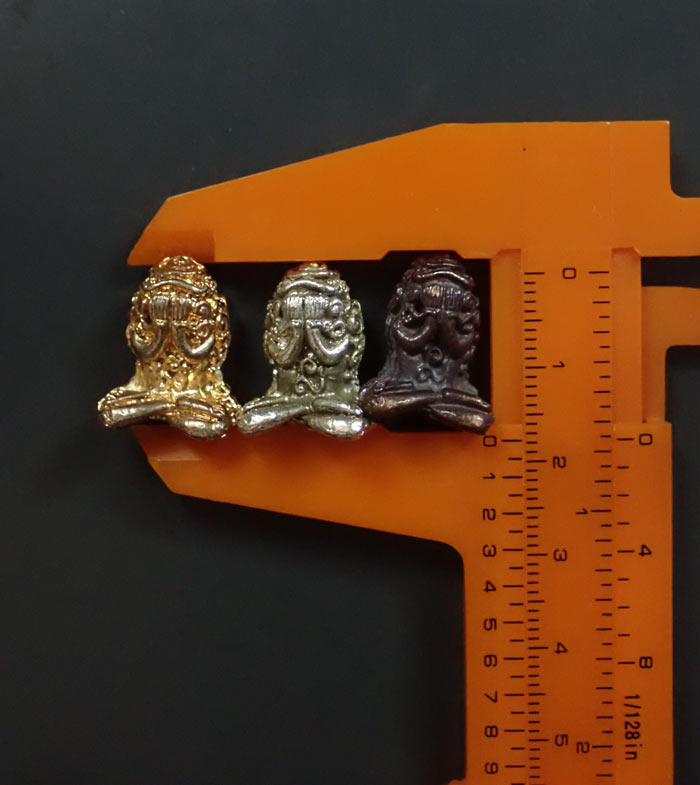 ชุด 3 องค์ สามกษัตริย์พระปิดตามหาลาภ หลวงพ่อสงฆ์ วัดเจ้าฟ้าศาลาลอย ปี 2519 สามกษัตริย์ 3 องค์ ได้แก่.. เนื้อตะกั่วอาบทอง 1 องค์ เนื้อตะกั่วอาบเงิน 1 องค์ เนื้อตะกั่วอาบทองแดง 1 องค์