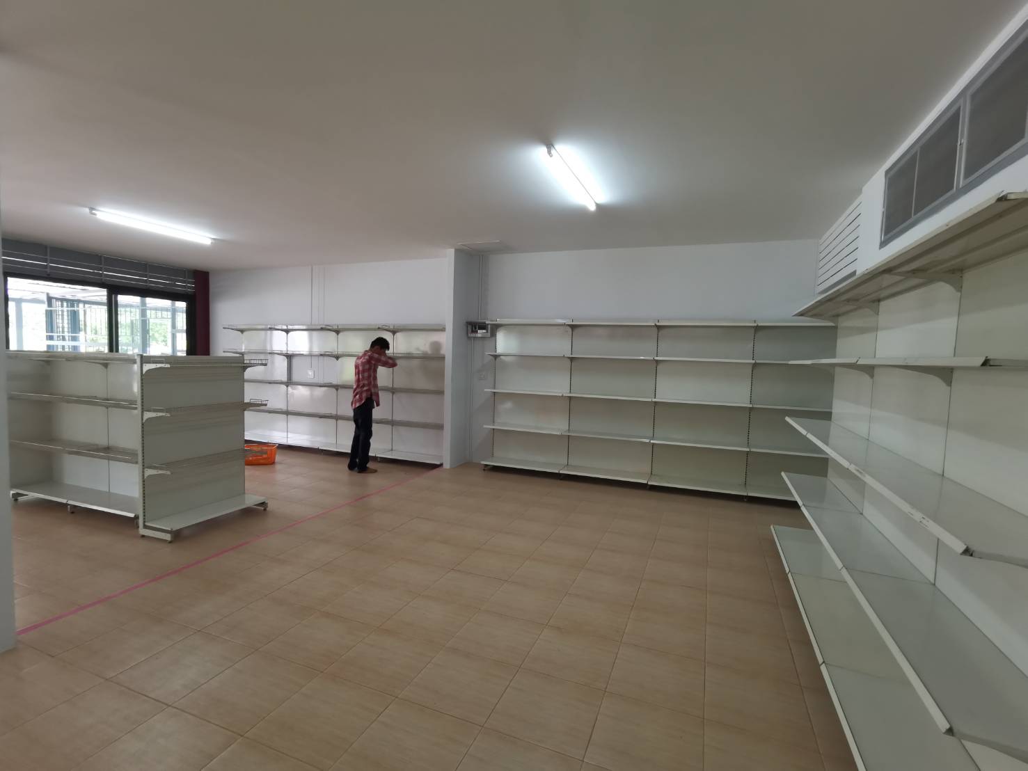 ลงชั้นวางสินค้าเพื่อเตรียมเปิดร้านสังฆภัณฑ์จำนวน 60 ชุด