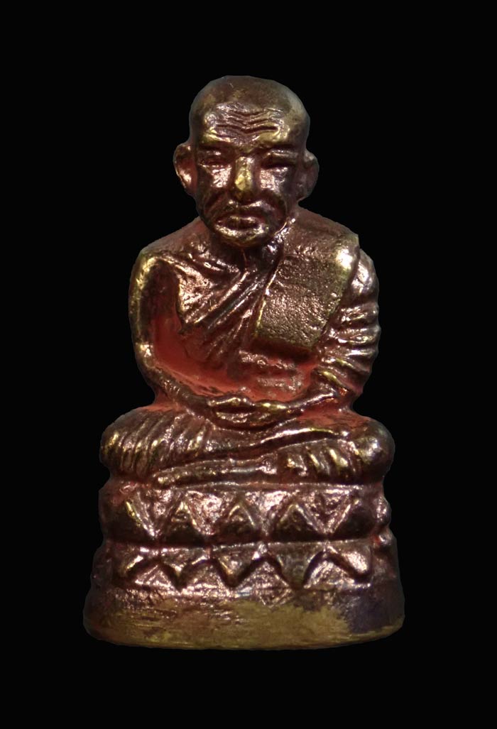 รูปหล่อลอยองค์หลวงปู่ทวด พิมพ์บัวรอบ วัดทรายขาว ปัตตานี รุ่นนิรันตราย ปี 2558 เนื้อสำริดขัดยาแดง หมายเลข 7560