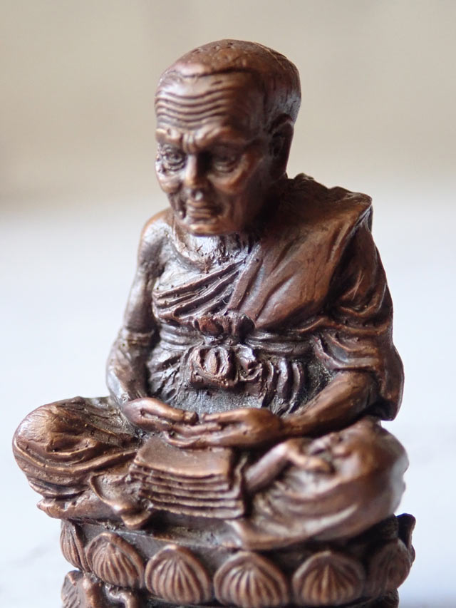 รูปหล่อลอยองค์บัวรอบ (ฐานคชสาร) หลวงพ่อทวด พ่อท่านเขียว วัดห้วยเงาะ ปัตตานี รุ่นกลันตัน54 ปี 2554 เนื้อทองแดงเถือนอุดกริ่ง พระสูง 3 ซ.ม. ตั้งบูชาหน้ารถได้