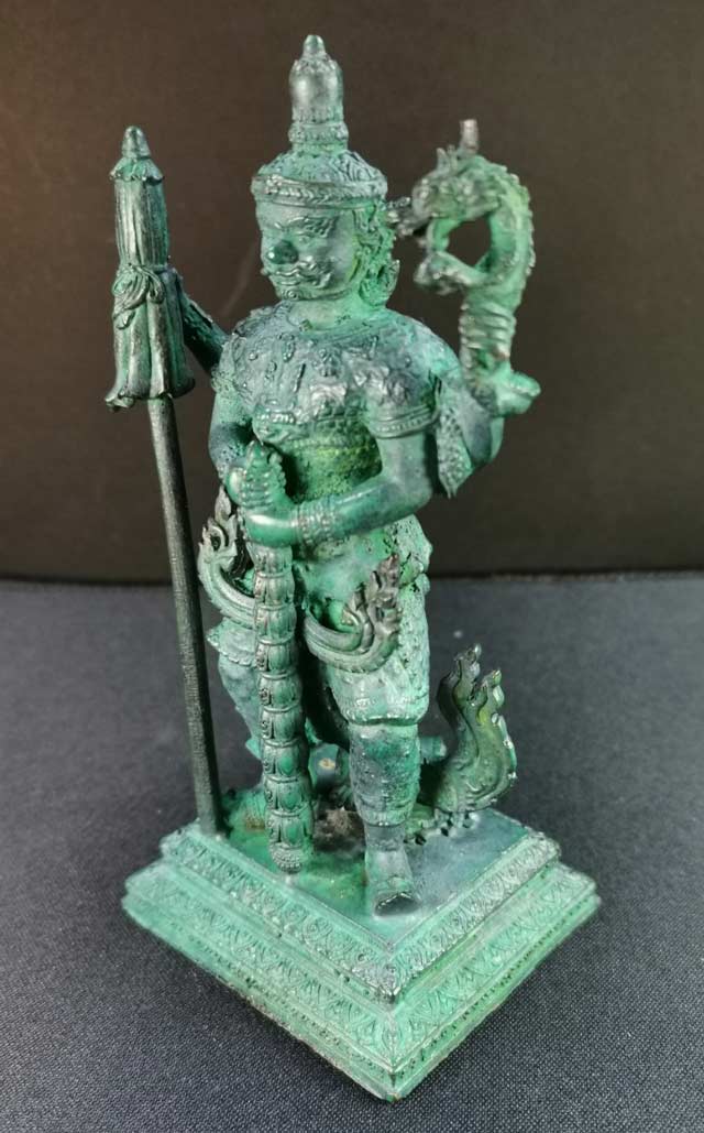 ท้าวเวสสุวรรณตรีพระเพลา เนื้อโลหะเคลือบพาทิน่าเขียวมรกต ขนาดสูง 5 นิ้ว (รวมฐาน) จำนวนการสร้าง 599 องค์ ปี 2555