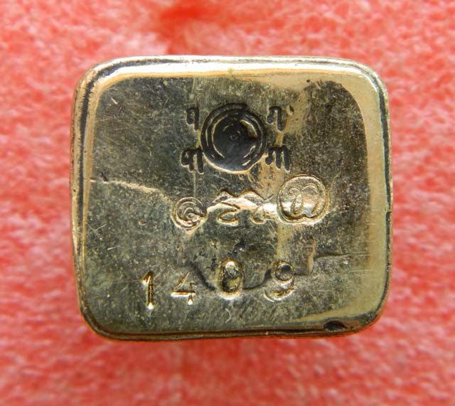 หลวงพ่อทวดพิมพ์ลอยองค์เลขใต้ฐาน (ย้อนยุค) อาจารย์ทอง วัดสำเภาเชย ปี 2551 รุ่นพิทักษ์แผ่นดิน เนื้อทองขาว