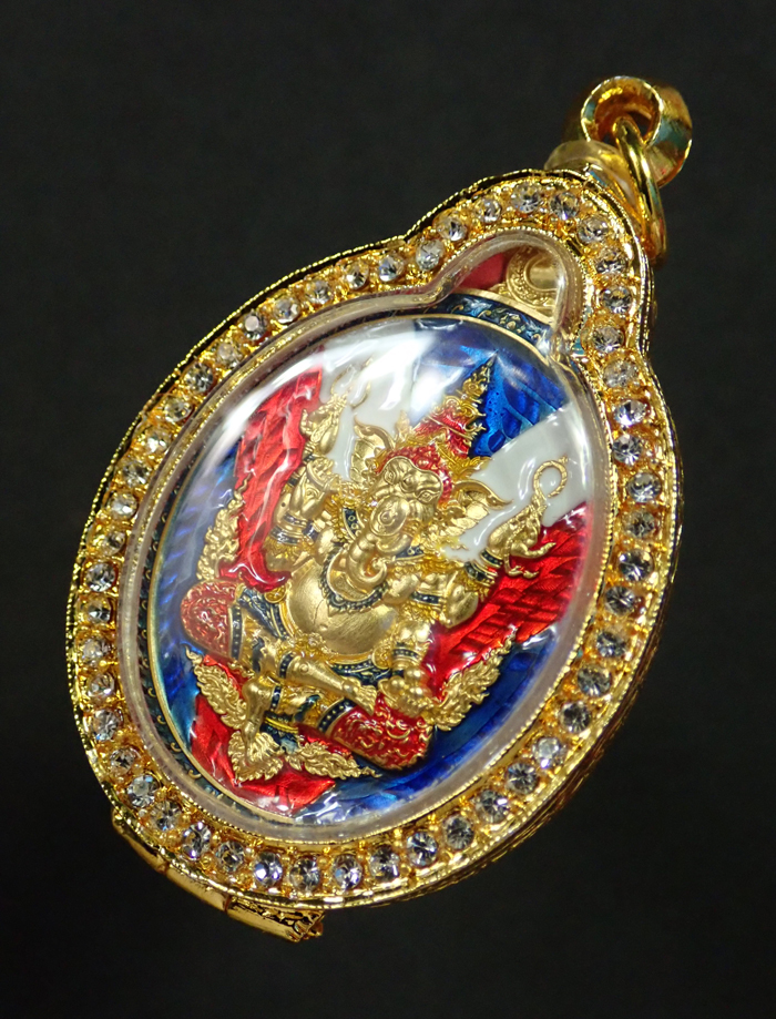 เหรียญพระพิฆเนศ รุ่นประทานพร หลวงปู่อิ่ม ปัญญาวุโธ วัดทุ่งนาใหม่ นครศรีธรรมราช เนื้อชุบทองคำแท้ พิเศษ คุ้ยพื้นลงยาธงชาติ ลงยาเครื่องทรงหลังลงยาเต็มสูตร พระอยู่ในชุดลุ้นเลข 111 - 999 องค์นี้หมายเลข 666