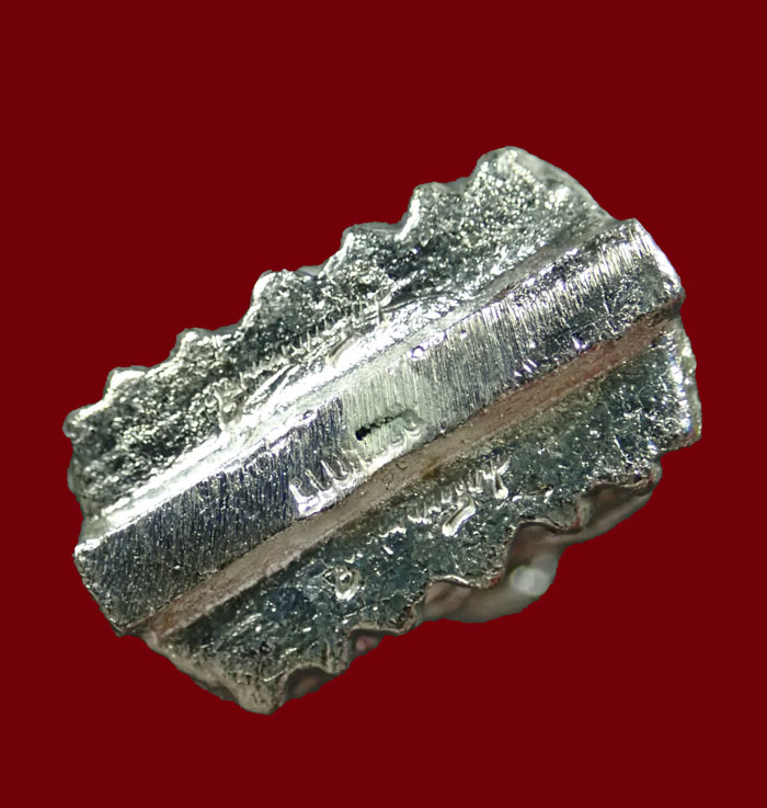 หลวงพ่อทวด พิมพ์เตารีดใหญ่ 2 หน้า (กรรมการ) เฉลิมพระเกียรติ 87 พรรษา สมเด็จพระณาณสังวร สมเด็จพระสังฆราช วัดบวรนิเวศวิหาร เนื้อนวะโลหะพรายเงิน ปี 2543