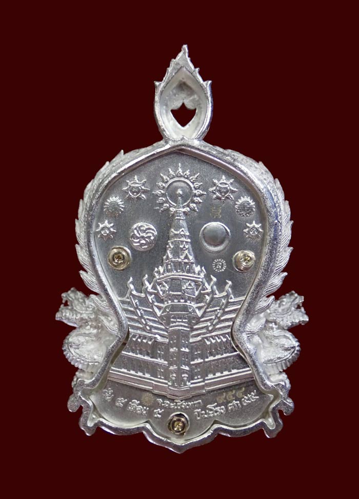 เหรียญพุทธศิลป์ฉลุ 3 ชิ้น หลวงพ่อโสธร จ.ฉะเชิงเทรา รุ่นเจริญพร ปี 2555 เนื้อเงิน พิมพ์ใหญ่ หมายเลข 954 ขนาดพระสูง 4.7 ซ.ม. พร้อมกล่องเดิม