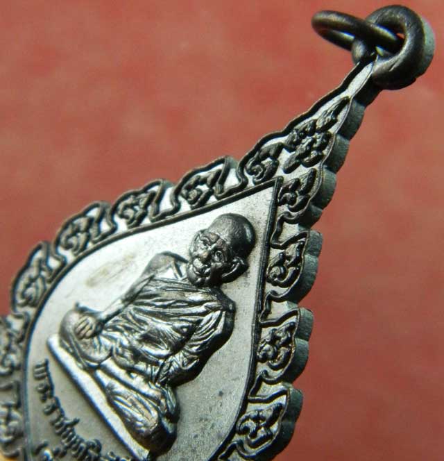 เหรียญพัดยศหลวงพ่อดำ วัดมุจลินทวาปีวิหาร (วัดตุยง) จ.ปัตตานี ปี2522 เนื้อทองแดงรมดำ