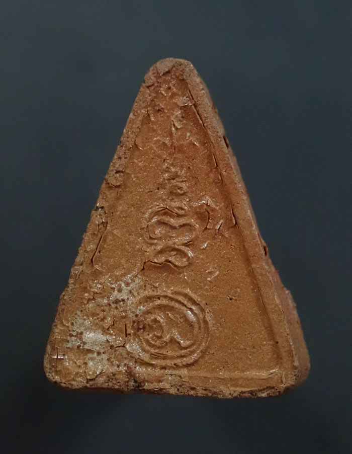 พระนางพญา ที่ระลึกงานปิดทองฝังลูกนิมิต วัดเย็นสนิทธรรมาราม ต.ลาดหญ้า จ.กาญจนบุรี ปี 2536 เนื้อผง