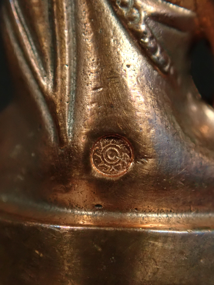 พระกริ่งจักรพรรดิ (กริ่งดัง) วัดสุทัศน์ กรุงเทพ ปี 2545 เนื้อนวะโลหะ หมายเลข 2281 ใต้ฐานตอกโค๊ตคำว่า "โอภาโส" และ "สว่างไสว" พร้อมกล่องปละปลอกกระดาษเดิมครับ