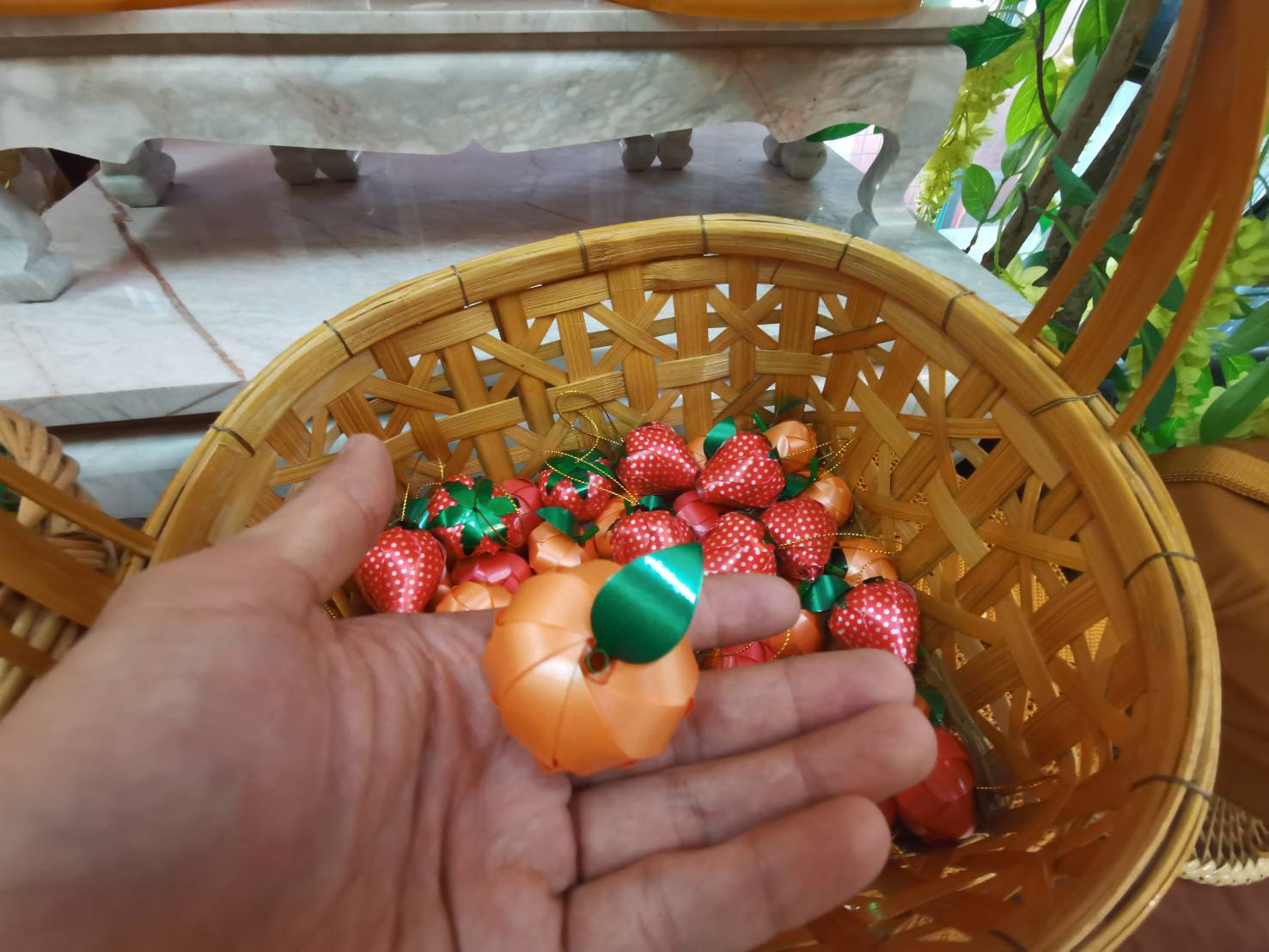 เหรียญโปรยทานผลไม้