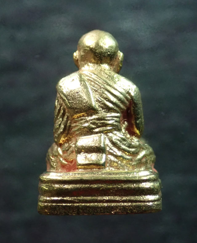 รูปหล่อโบราณหลวงปู่ทวด พิมพ์เบตงเลขใต้ฐานย้อนยุค วัดทรายขาว ปัตตานี รุ่นนิรันตราย ปี 2557 เนื้อสำริดเหลืองขัดยาแดง พระสูงประมาณ 2.8 ซม. สามารถตั้งบูชาหน้ารถได้ครับ