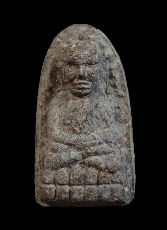 หลวงพ่อทวดเนื้อว่านฝังตะกรุด พ่อท่านเขียว วัดห้วยเงาะ ปัตตานี ปี 2553 รุ่นเสาร์5 มหาสิทธิโชค พิมพ์พระรอด หลังยันต์รับทรัพย์ (แจกพิธี) ขนาดพระสูง 3 ซ.ม. พร้อมซองเดิม *พระมีประสบการณ์ในพื้นที่ 3 จังหวัดชายแดนใต้*