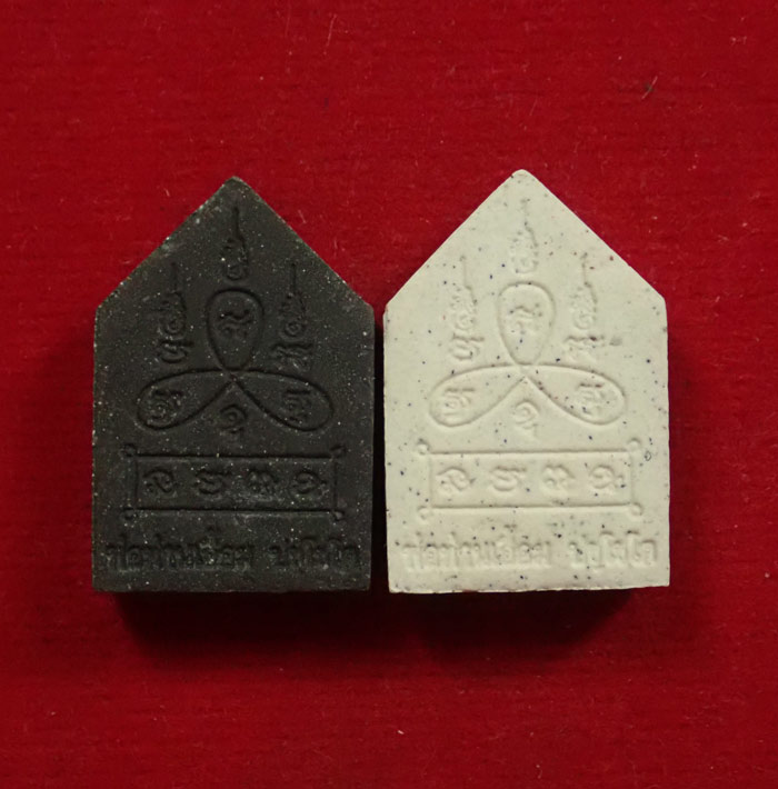 ขุนแผน (รุ่นแรก) พ่อท่านเอื้อม ปชฺโชโต (พระครูอาทรธรรมพินิจ) สำนักสงฆ์ปฏิบัติธรรมสวนป่าตลิ่งชัน อ.ป่าพะยอม จ.พัทลุง ปี 2556 เนื้อผงดำและขาว