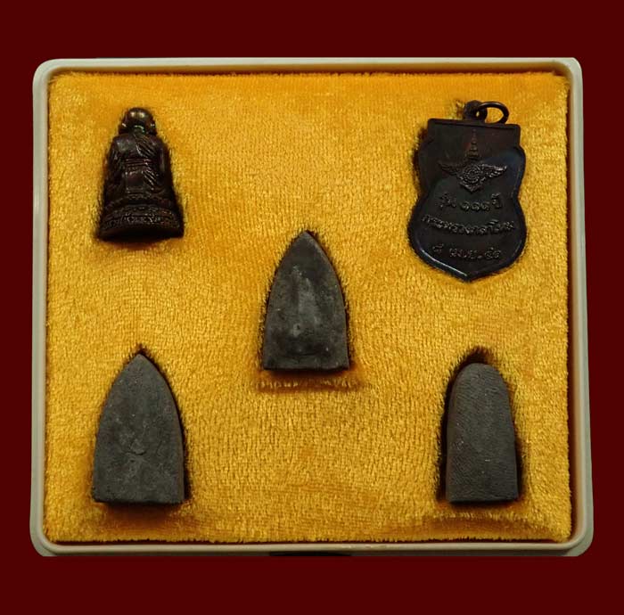 ชุด 5 องค์ หลวงพ่อทวด วัดช้างให้ รุ่น 111 ปี กระทรวงกลาโหม ปี 2540