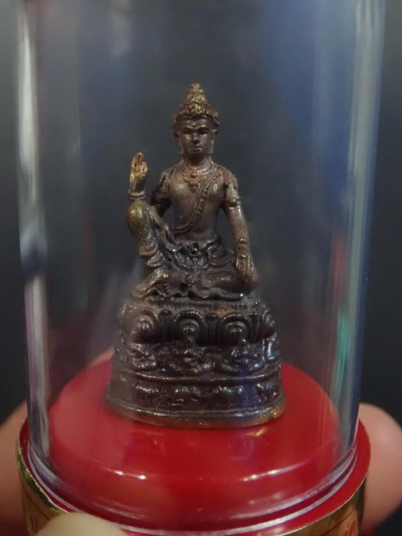 องค์พ่อจตุคามรามเทพวิหารจังหวัดนราธิวาส (แขวนหน้ารถ) ติดสติ๊กเกอร์รอบฐานกรอบ "องค์พ่อจตุคามรามเทพนราธิวาส คุ้มครอง ป้องกัน แคล้วคลาด ปลอดภัย โชคดี ร่ำรวย" เนื้อทองแดง