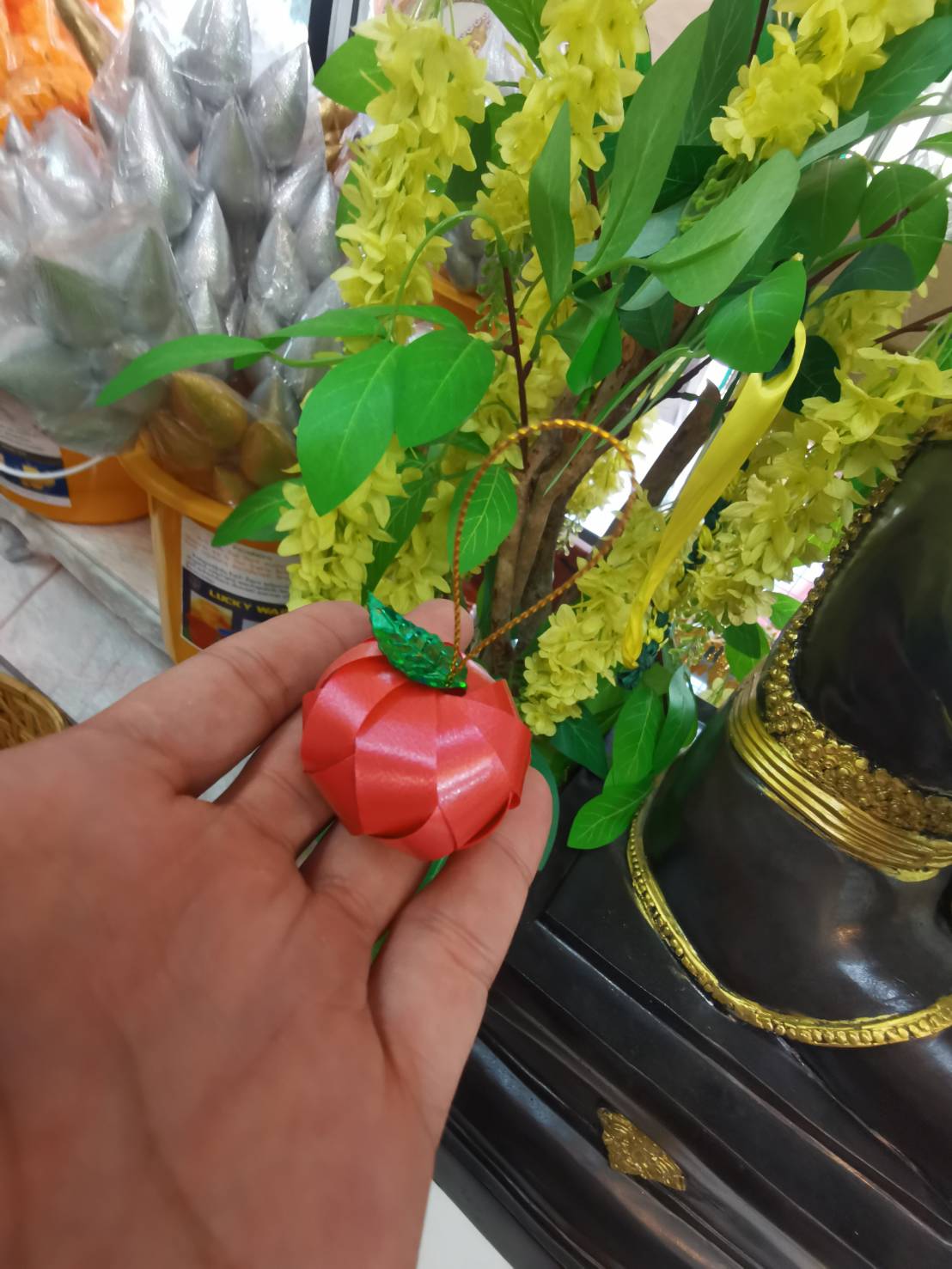 เหรียญโปรยทานผลไม้