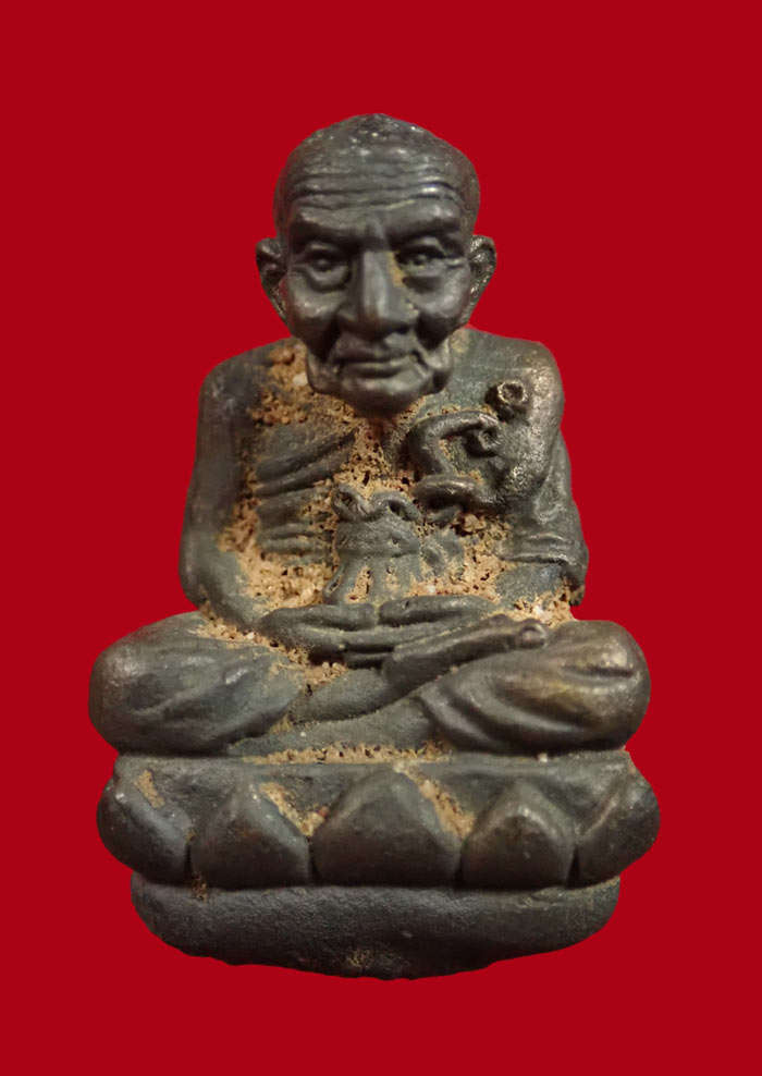 รูปหล่อโบราณ พิมพ์เบ้าทุบ (รุ่นแรก) หลวงพ่อทวด พ่อท่านเขียว วัดห้วยเงาะ ปัตตานี รุ่นแซยิด๕๒ ปี2552 เนื้อนวะโลหะ หมายเลข 588