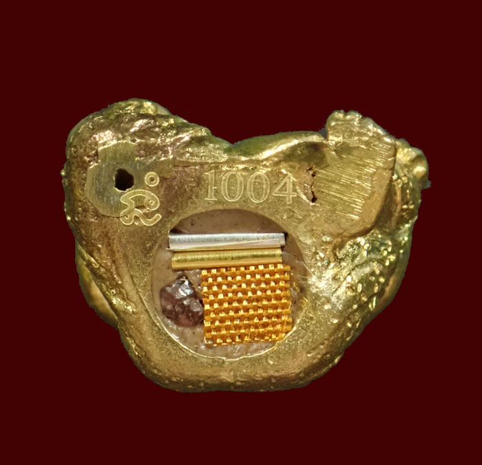 รูปหล่อขุนช้างเจ้าทรัพย์ พ่อท่านเขียว วัดห้วยเงาะ ปัตตานี รุ่นเพชรทักษิณ ปี2564 เนื้อบรอนซ์ทอง อุดชนวนเก่าฝังเม็ดพลอย/ตะกรุดทองคำและตะกรุดเงิน ติดจีวรเกศา หมายเลข 1004