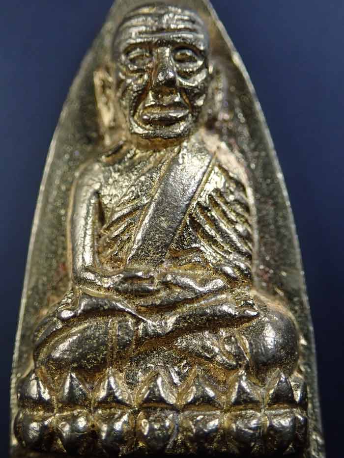 *โค๊ตชัด จมูกโด่ง สภาพสวยสมบูรณ์* หลวงพ่อทวดหลังเตารีด พิมพ์ใหญ่ รุ่นสร้างโรงพยาบาลโคกโพธิ์ วัดช้างให้ จ.ปัตตานี ปี 2539 เนื้อทองทิพย์ ขนาดพระสูง 3.4 ซ.ม. พร้อมกล่องเดิม