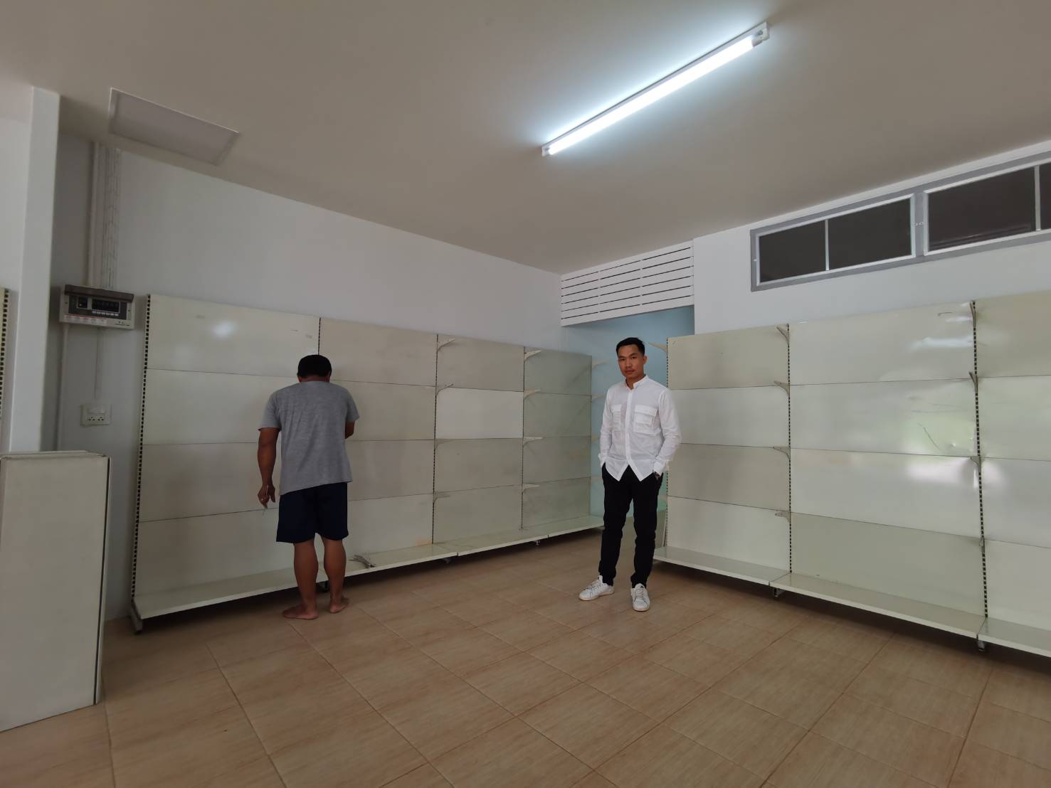 ลงชั้นวางสินค้าเพื่อเตรียมเปิดร้านสังฆภัณฑ์จำนวน 60 ชุด