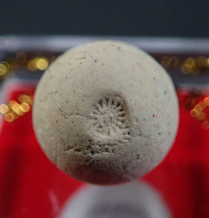 ลูกอมผสมมวลสารเก่าที่ทันยุคหลวงปู่หมุน วัดบ้านจาน ปี 2563 รุ่นมีกินมีใช้ (ตอกโค๊ต) จัดสร้างเพียง 1,500 ลูก ขนาดลูกอมเส้นผ่าศูนย์กลาง 1.5 ซ.ม. พร้อมกล่องเดิม