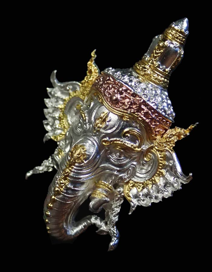 เหรียญหล่อพระพิฆเนศ รุ่นเศรษฐีปาฏิหาริย์ วัดสุวรรณเจดีย์ จ.อยุธยา ปี 2563 เนื้อสัมฤทธิ์ชุบสามกษัตริย์ หมายเลข 180 ขนาดพระสูง 3.5 ซ.ม. พร้อมกล่องเดิม