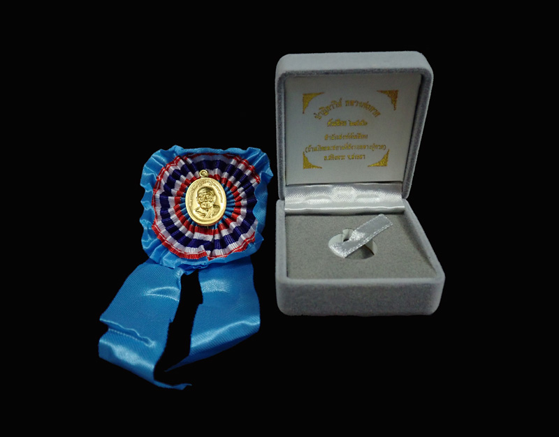 *พิมพ์เข็มกลัดหายากไม่ค่อยทำครับ* เหรียญเม็ดแตงหลังเข็มกลัด (พร้อมโบว์) หลวงพ่อทวด ปาฏิหาริย์ สำนักสงฆ์ต้นเลียบ ปี2556 เนื้อทองชุบ (สมนาคุณเจ้าภาพ) หมายเลข 173 สร้างเพียง 399 เหรียญ