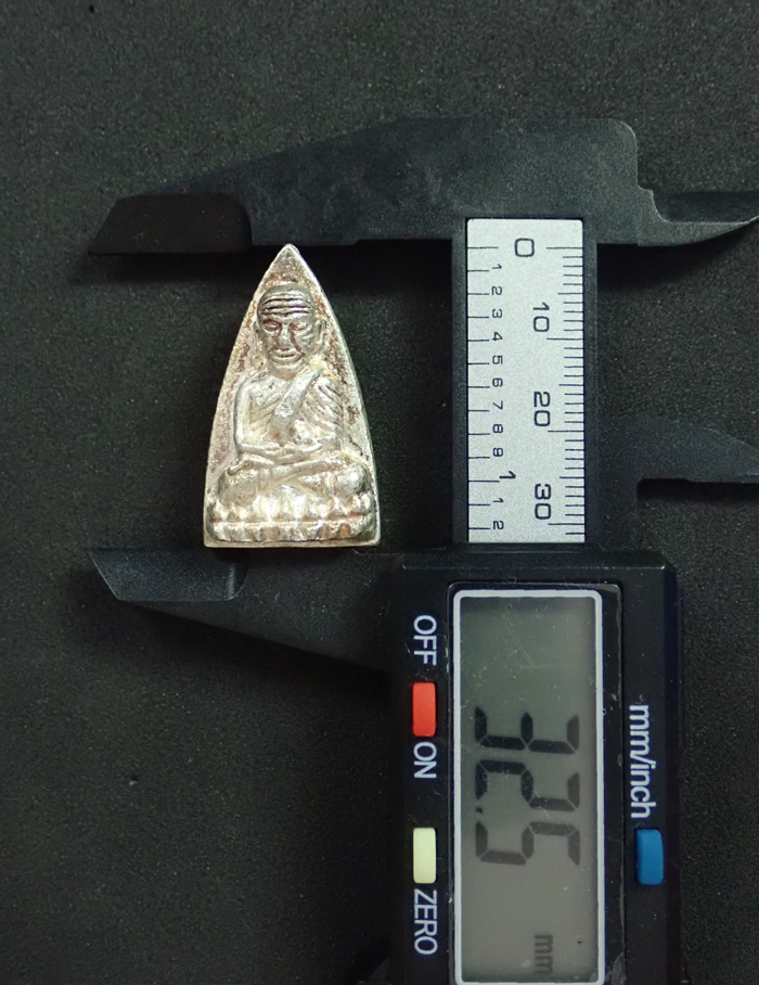 หลวงพ่อทวด พิมพ์เตารีดใหญ่ 2 หน้า (กรรมการ) ปี 2543 เฉลิมพระเกียรติ 87 พรรษา สมเด็จพระณาณสังวร สมเด็จพระสังฆราช วัดบวรนิเวศวิหาร ทรงแผ่เมตตาอธิษฐานจิต