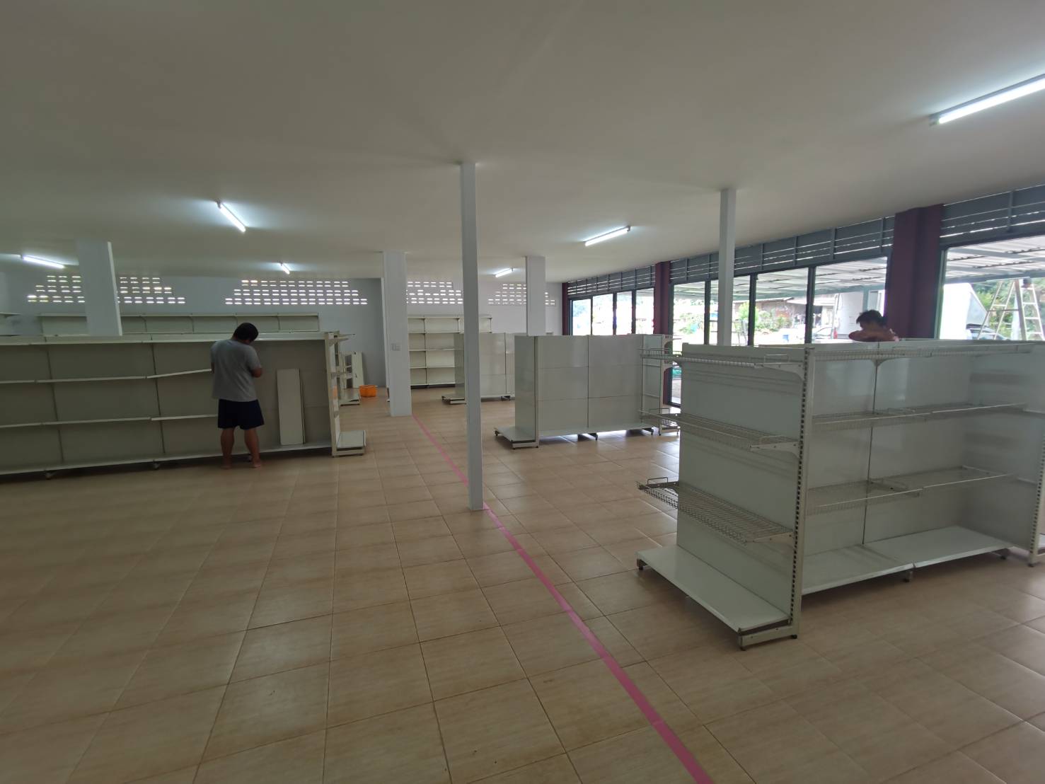 ลงชั้นวางสินค้าเพื่อเตรียมเปิดร้านสังฆภัณฑ์จำนวน 60 ชุด