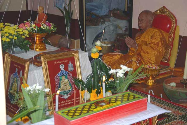 *พระเหมาะกับผู้หญิงและเด็กแขวน*เหรียญหลวงพาอทวด พิมพ์เสมาจิ๋ว รุ่นที่ระลึกครบ7รอบ พ่อท่านเขียว วัดห้วยเงาะ ปัตตานี ปี 2555 เนื้อทองแดง