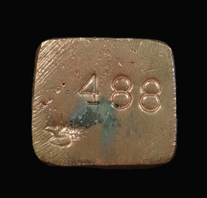 รูปหล่อโบราณหลวงปู่ทวด พิมพ์เบตงเลขใต้ฐานย้อนยุค วัดทรายขาว ปัตตานี รุ่นนิรันตราย ปี 2557 เนื้อสำริดแดงขัดยาแดง หมายเลข 488 พระสูงประมาณ 2.8 ซม.