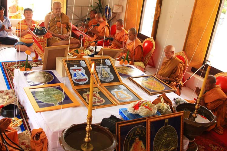 เหรียญเสมาหน้าเลื่อนหลวงพ่อทวดหลังพ่อท่านพรหม วัดพลานุภาพ ปัตตานี ปี2557 รุ่นฉลองสมณศักดิ์ 48/57 เนื้อเงินลงยาสีน้ำเงิน หมายเลข 2