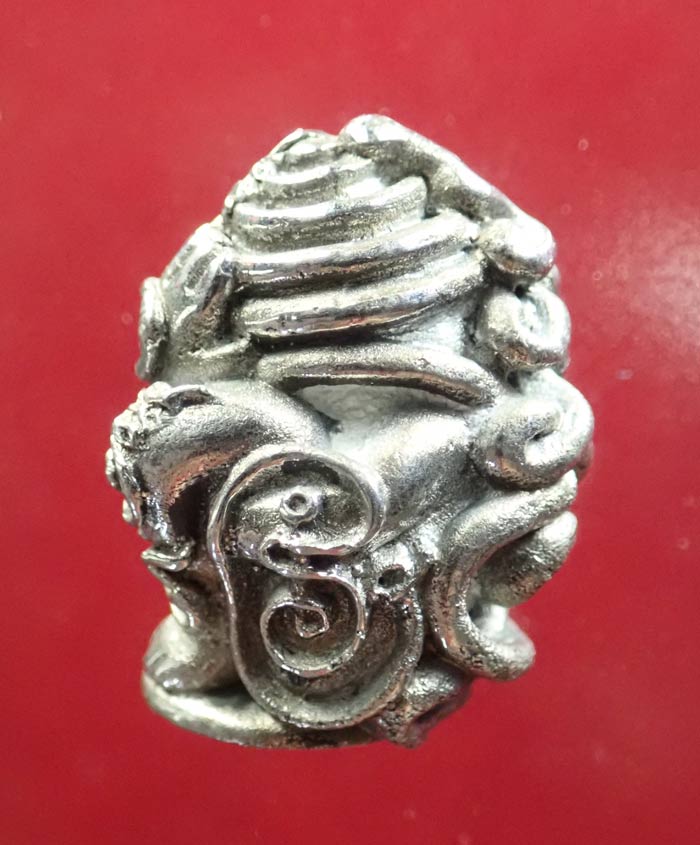 พระปิดตาในครรภ์ พ่อท่านเขียว วัดห้วยเงาะ ปัตตานี รุ่นกลันตัน54 ปี 2554 เนื้อปัญจะโลหะผิวพรายเงิน (สูงประมาณ 2 ซ.ม.)