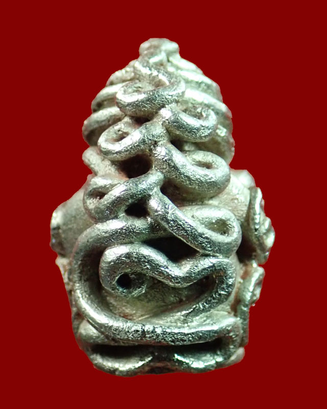 พระปิดตาในครรภ์ พ่อท่านเขียว วัดห้วยเงาะ ปัตตานี รุ่นกลันตัน54 ปี 2554 เนื้อปัญจะโลหะผิวพรายเงิน หมายเลข 1058