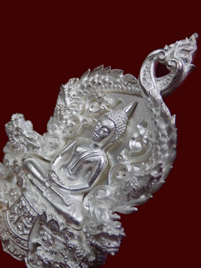 เหรียญพุทธศิลป์ฉลุ 3 ชิ้น หลวงพ่อโสธร จ.ฉะเชิงเทรา รุ่นเจริญพร ปี 2555 เนื้อเงิน พิมพ์ใหญ่ หมายเลข 954 ขนาดพระสูง 4.7 ซ.ม. พร้อมกล่องเดิม