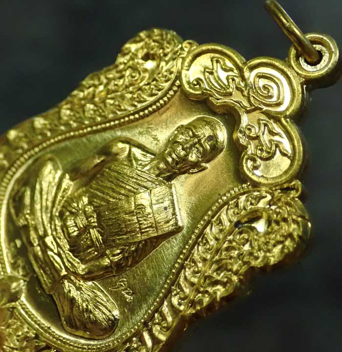 เหรียญเสมา EOD หลวงพ่อคูณ วัดบ้านไร่ รุ่นปาฏิหาริย์ EOD ปี 2556 เนื้อทองระฆัง (ถวายเกจิ) หมายเลข 115 สร้าง 999 เหรียญ