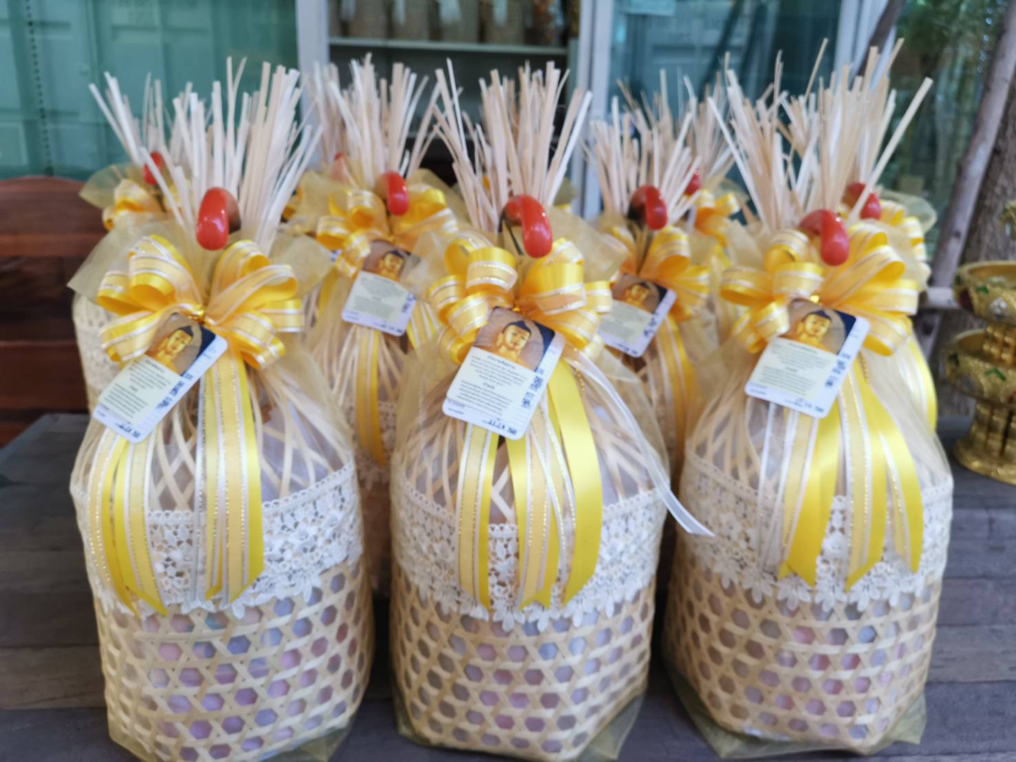 สังฆทานชะลอมมีร่ม โบว์ทอง