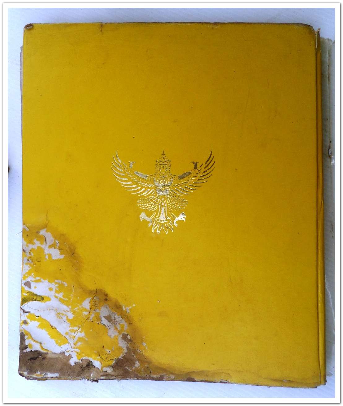 หนังสือ พระราชกรณียกิจ ระหว่าง ตค. ๒๕๑๓ - กย. ๒๕๑๔ มีตำหนิ มุมขวาล่าง