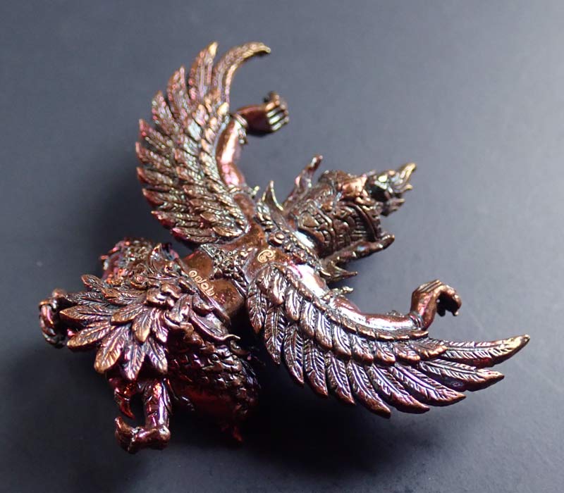 * ผิวรุ้งองค์จริงสวยมาก * พญาครุฑ รุ่นรับทรัพย์88 พ่อท่านเขียว วัดห้วยเงาะ ปัตตานี ปี 2560 เนื้อทองแดงผิวรุ้ง หมายเลข 1702