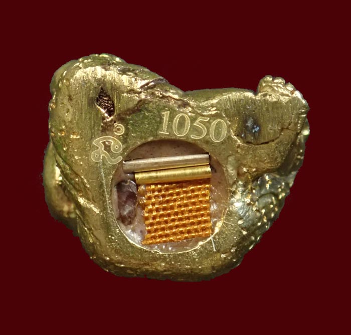 รูปหล่อขุนช้างเจ้าทรัพย์ พ่อท่านเขียว วัดห้วยเงาะ ปัตตานี รุ่นเพชรทักษิณ ปี2564 เนื้อบรอนซ์ทอง อุดชนวนเก่าฝังตะกรุดทองคำและตะกรุดเงิน หมายเลข 1050