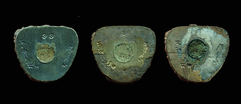 *หมายเลขสวย 33* ชุดกรรมการ 3 องค์รูปหล่อโบราณหลวงพ่อทวด ก้น 2 ลายเซ็น พ่อท่านเขียว วัดห้วยเงาะ-พ่อท่านพรหม วัดพลานุภาพ รุ่นเสาร์ ๕ เพิ่มยศ เพิ่มทรัพย์ ปี 2554 ประกอบด้วยเนื้อนวโลหะ เนื้ออัลปาก้า เนื้อทองแดงนอก