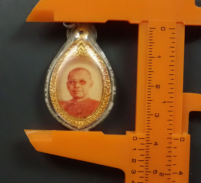 ล็อกเก็ตรูปถ่ายหลวงพ่อฤาษีลิงดำ หลังยันต์เกราะเพชร วัดท่าซุง จ.อุทัยธานี ปี 2522