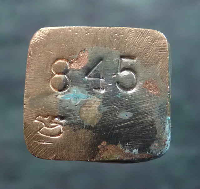 รูปหล่อโบราณหลวงปู่ทวด พิมพ์เบตงเลขใต้ฐานย้อนยุค วัดทรายขาว ปัตตานี รุ่นนิรันตราย ปี 2557 เนื้อสำริดแดงขัดยาแดง พระสูงประมาณ 2.8 ซม. สามารถตั้งบูชาหน้ารถได้ครับ