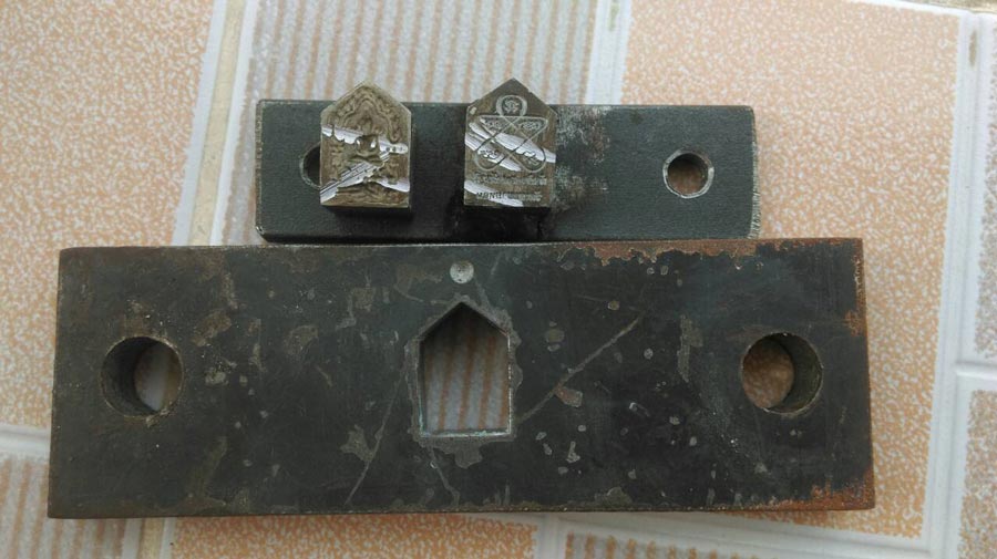 ขุนแผนหลวงพ่อทอง วัดพระพุทธบาทเขายายหอม จ.ชัยภูมิ รุ่นที่ระลึกทอดผ้าป่าสามัคคี ปี 2557 เนื้อผง หมายเลข 131