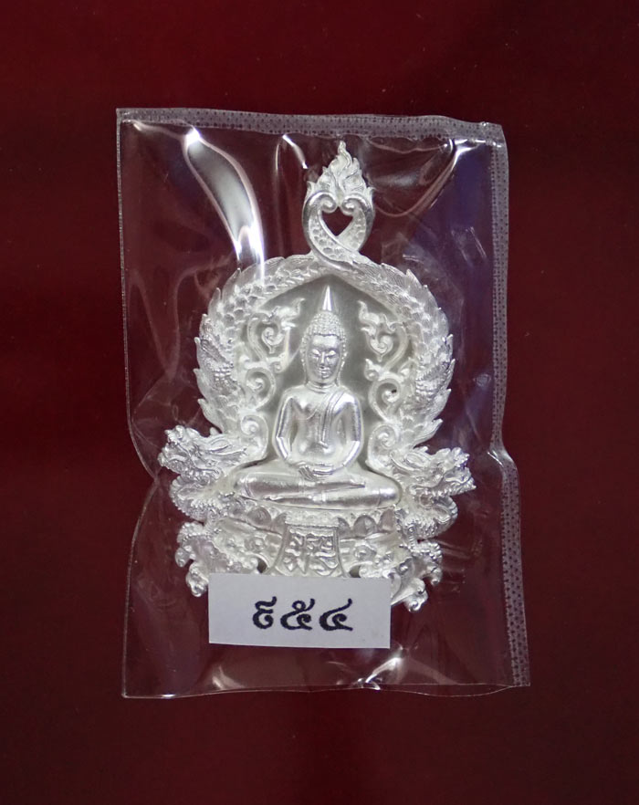 เหรียญพุทธศิลป์ฉลุ 3 ชิ้น หลวงพ่อโสธร จ.ฉะเชิงเทรา รุ่นเจริญพร ปี 2555 เนื้อเงิน พิมพ์ใหญ่ หมายเลข 954 ขนาดพระสูง 4.7 ซ.ม. พร้อมกล่องเดิม