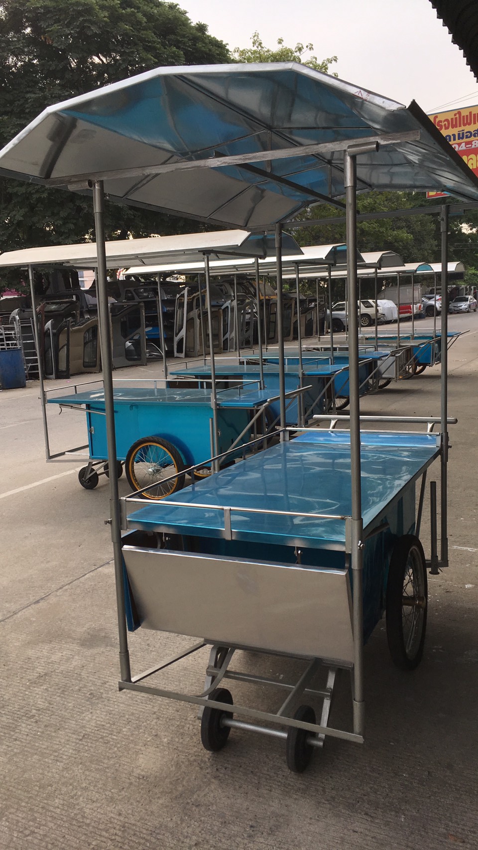 รถเข็นขายของแบบเสาเต็ม(75×145ซม.)พื้นแสตนเลส,มีปีก3ด้านมิเนียม=8800บ.
