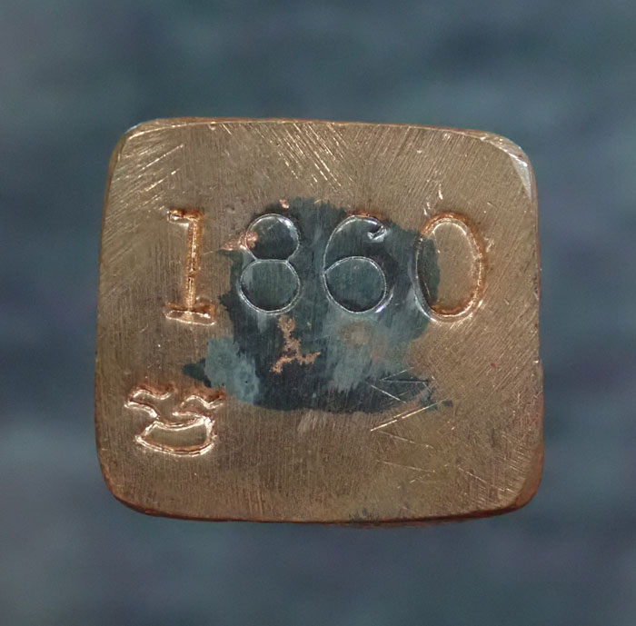 รูปหล่อโบราณหลวงปู่ทวด พิมพ์เบตงเลขใต้ฐานย้อนยุค วัดทรายขาว ปัตตานี รุ่นนิรันตราย ปี 2557 เนื้อสำริดแดงขัดยาแดง หมายเลข 1860 พระสูงประมาณ 2.8 ซม. สามารถตั้งบูชาหน้ารถได้ครับ พร้อมกล่องเดิม